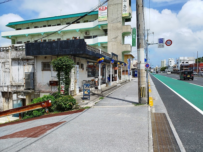 宜野湾市　家具　パール　駐車場